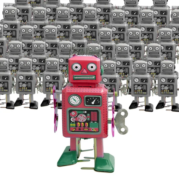 Маленький червоний робот випереджає натовп — стокове фото