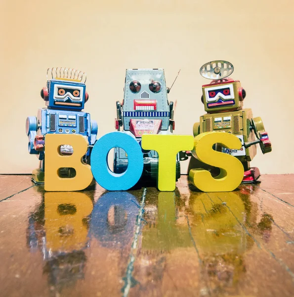 Tre giocattoli robot retrò e la parola BOTS — Foto Stock
