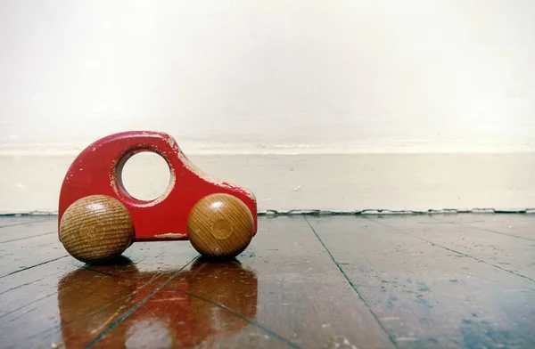 레트로 레드 나무 자동차 장난감 — 스톡 사진