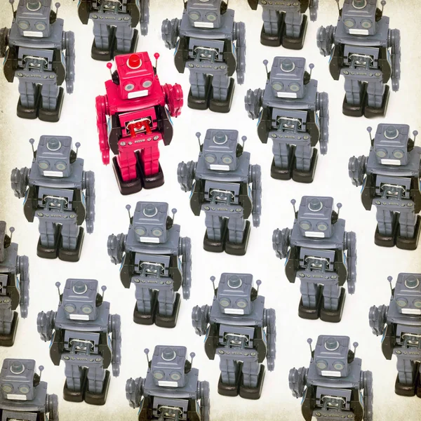 Концепція гонг проти натовпу з ретро-роботами іграшками — стокове фото