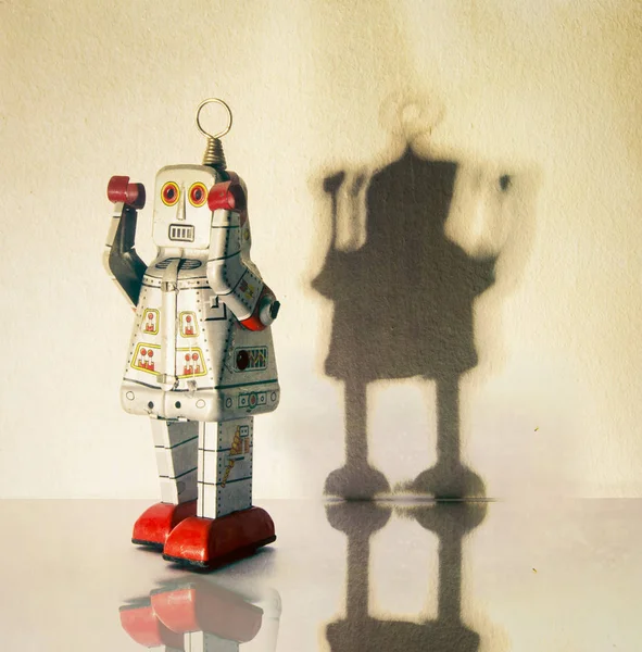 Rero robot roy elleriyle — Stok fotoğraf