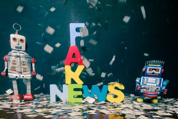 Εφημερίδα Κομφετί Κατεβαίνει Για Λέξη Fake News Δύο Ρετρό Παιχνίδια — Φωτογραφία Αρχείου