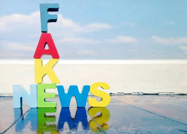 Fack News Letras Madeira Chão Madeira Velho Com Reflexão — Fotografia de Stock