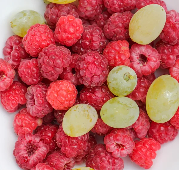 Малина і виноград фрукти, червоний, зелений і стиглий — стокове фото
