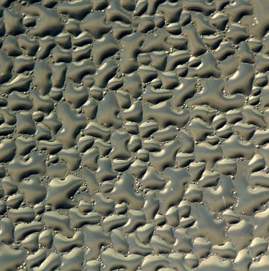 Su cam zemin üzerine bir damla çiy