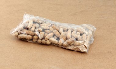 ahşap zemin üzerine tuz fıstık plastik torba