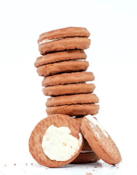 Шоколадное печенье с кремовой начинкой на белом фоне. — стоковое фото