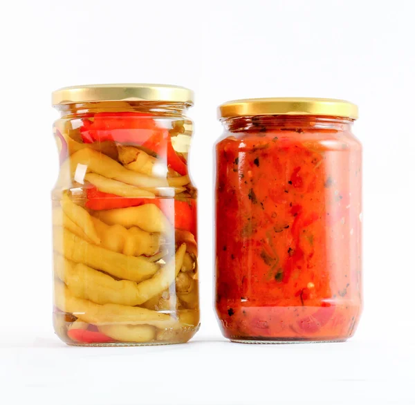 Traditionelles mazedonisches Essen luteniitza im Glas und Chilipaprika im Glas. hausgemachtes Produkt — Stockfoto