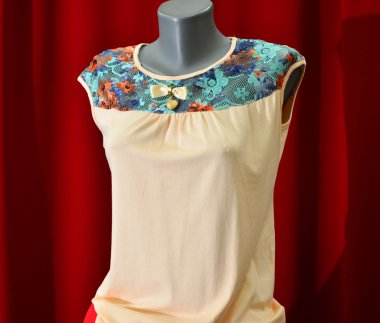 moda yazlık giysiler bir elbise bebek üzerinde