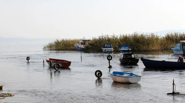 STRUGA, MACEDONIA, OUTUBRO 02, 2016: Lugar onde a água sai do lago Ohrid e forma o rio Black Drim — Fotografia de Stock