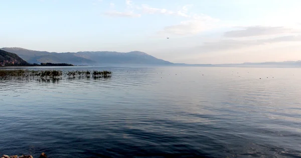 A naplementében Lake Ohrid, Makedónia Köztársaság — Stock Fotó