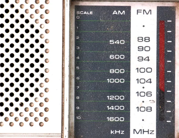 Accordeur d'échelle d'une radio rétro vintage sur fond blanc — Photo