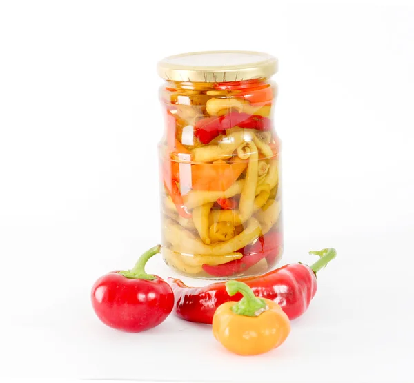 Konserven, Gläser, Lebensmittel. Gemüse auf weißem Hintergrund — Stockfoto