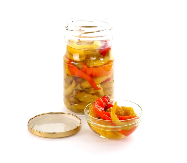 Isolierte Glasschale mit konserviertem Chilipaprika — Stockfoto