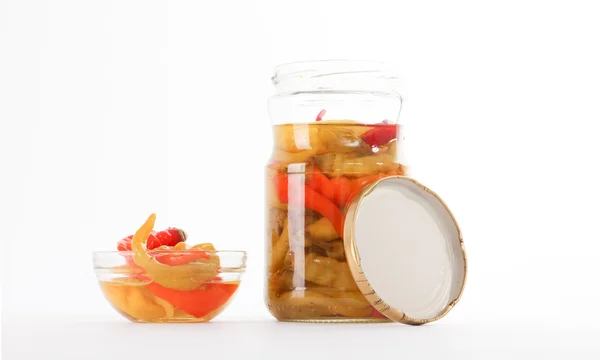 Isolierte Glasschale mit konserviertem Chilipaprika — Stockfoto