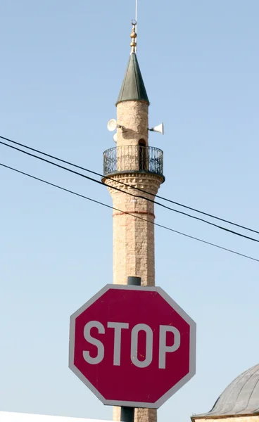 Señal de tráfico parada frente al minarete y la religión —  Fotos de Stock