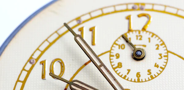 Primer plano de las manos en la esfera del reloj — Foto de Stock