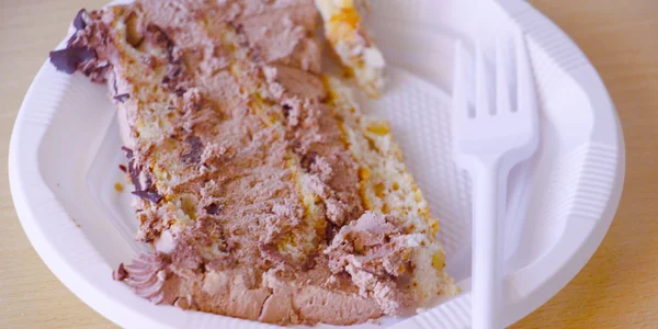 Trozos de sabroso pastel ona un plato desechable — Foto de Stock
