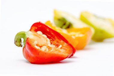 küçük biber çan beyaz zemin üzerine kırmızı biber