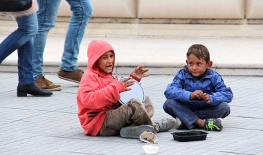 Skopje, Makedonya - 18 Ekim, 2016:Roma çocuk şarkı ve para Üsküp, Makedonya'nın başkenti şehir merkezinde isteyen darbuka oynarken