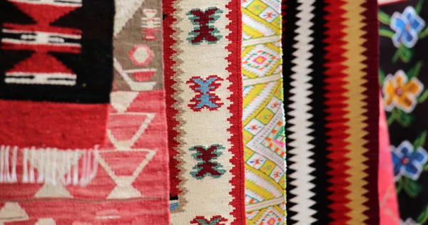 Farbenfrohe mazedonische handgefertigte traditionelle Souvenirs aus Wolle. Farbkonzept — Stockfoto