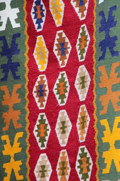 Colorido macedônio mão fez lembranças de lã tradicionais. conceito de cor — Fotografia de Stock