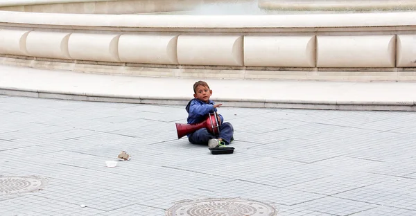 Skopje, Makedonya - 18 Ekim, 2016:Roma çocuk şarkı ve para Üsküp, Makedonya'nın başkenti şehir merkezinde isteyen darbuka oynarken — Stok fotoğraf