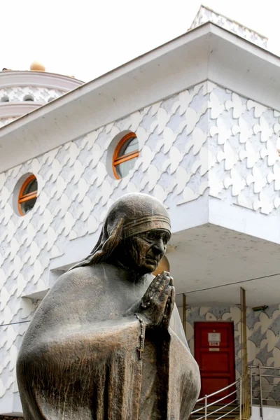 SKOPJE, MACEDONIA - 18 DE OCTUBRE DE 2016:: Casa Conmemorativa de Santa Teresa en Skopje Museo de la Madre Teresa Trabajadora Humanitaria y Premio Nobel en Skopje, Macedonia . — Foto de Stock