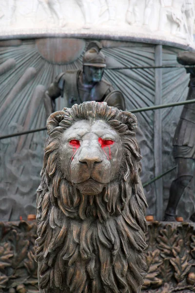 Aslan heykeli. gözleri kırmızı boya ile — Stok fotoğraf