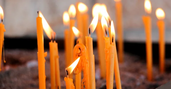 Chama de umas velas fecham-se — Fotografia de Stock