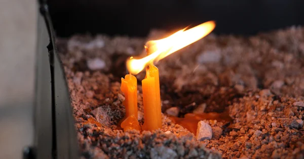 Η φλόγα των κεριών ένα κοντινό πλάνο — Φωτογραφία Αρχείου