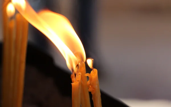 Chama de umas velas fecham-se — Fotografia de Stock