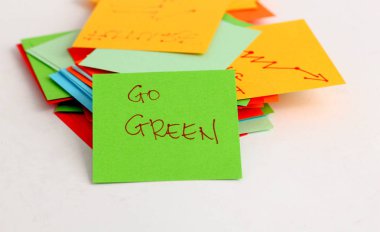 beyaz arkaplan üzerine not kağıtları