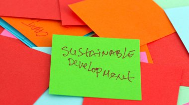 beyaz arkaplan üzerine not kağıtları