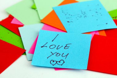 beyaz arkaplan üzerine not kağıtları