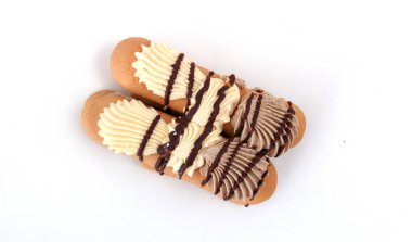 Çikolatalı ve vanilyalı doldurma kek parçaları.