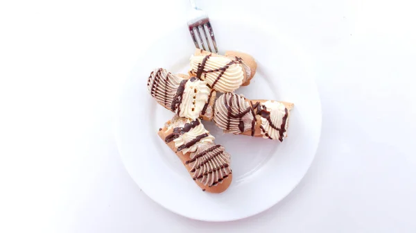 Kuchenstücke mit Schokoladen- und Vanillefüllung. — Stockfoto