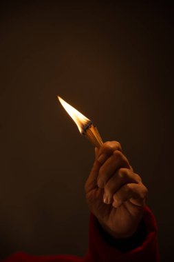 Yanan kibrit tutan el. Stüdyo çekim, yakın çekim,
