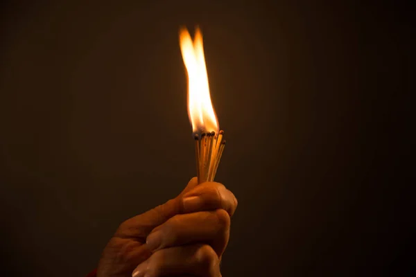 Mão segurando Burning Matches. estúdio tiro, close-up , — Fotografia de Stock