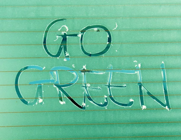 Obraz odręczny tekst Go Green na tekstury matowe szkło — Zdjęcie stockowe