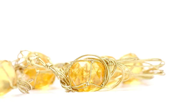 Halskette mit billigen Kunststoff-Edelsteinen mit goldenem Seil — Stockfoto