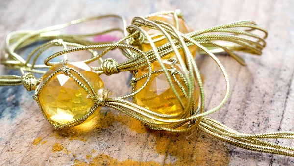 Halskette mit billigen Kunststoff-Edelsteinen mit goldenem Seil — Stockfoto