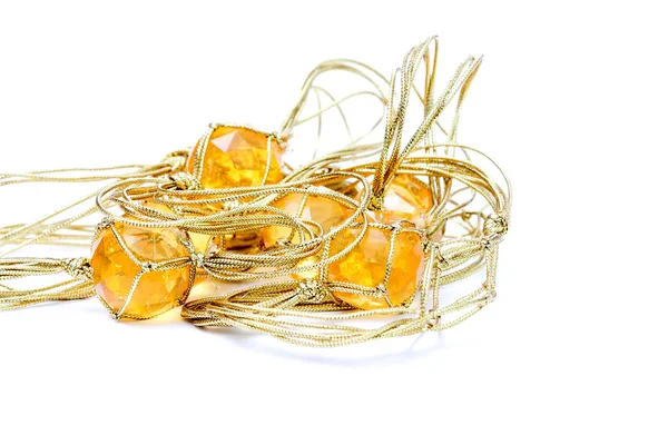 Collar con gemas de plástico barato con cuerda de color dorado — Foto de Stock