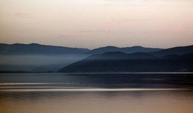 Sunset bulvarında bir göl prespa Makedonya