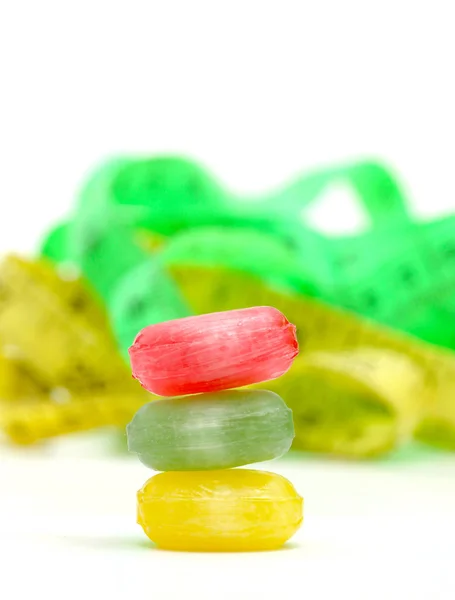 Цветные фруктовые конфеты на вкус. Концепция сладкой пищи — стоковое фото