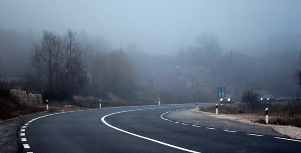 Sisin içindeki yol. — Stok fotoğraf