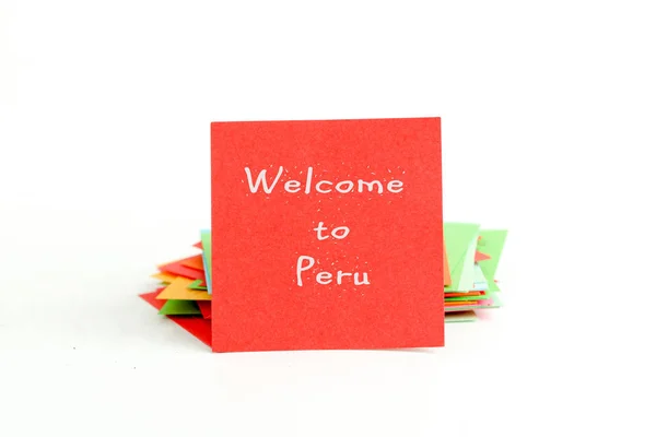 Red note paper with text welcome to peru — Stock Photo, Image