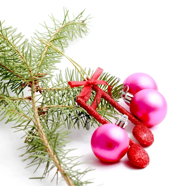 Kerstdecoratie, ballen, muziek opmerking en pine tak — Stockfoto