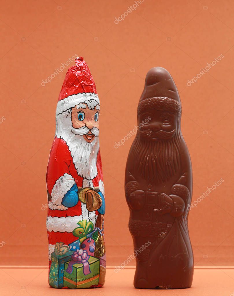Шоколадный дед мороз юмор. Новогодние шоколадные фигурки. Подарок дедушке шоколад. Шоколадный дед мороз и снегурочка. Шоколадный дедушка.