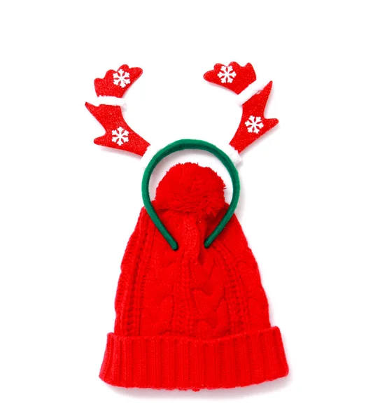 Paar Stirnband Rentierhörner und rote Wollmütze isoliert auf weißem Hintergrund. — Stockfoto